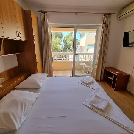Apartament Luetic *